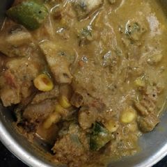 A picture of Mushroom capcicum curry.