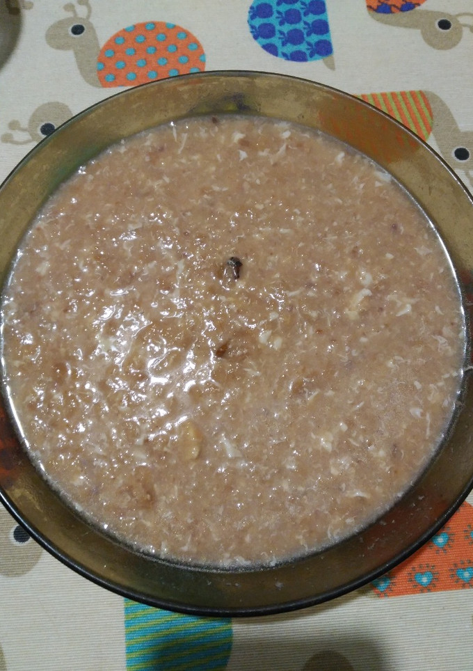 Una foto de Sopa de ajo con nueces
