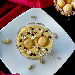 A picture of Choco filled rasgulla in custard.