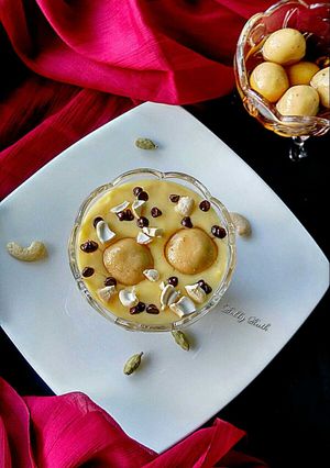 A picture of Choco filled rasgulla in custard.
