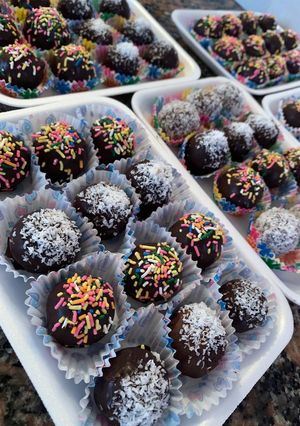 Una foto de Trufas de bizcochuelo con chocolate