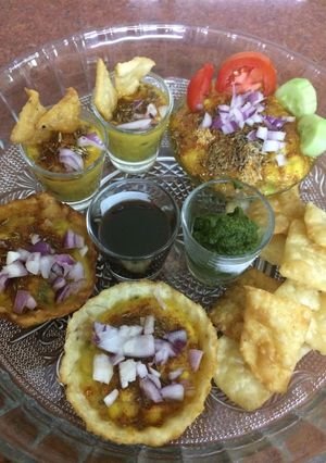 A picture of Daal pakwan in different styles.