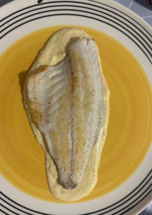Una foto de Filete de lubina con crema de palomitas a la mantequilla