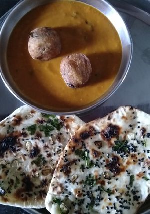 A picture of Malai kofta and Garlic Naan.