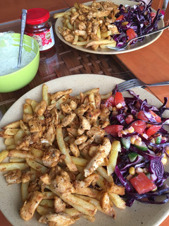 Csirkemell gyros, saláta és öntet recept fotója