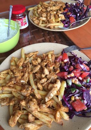Csirkemell gyros, saláta és öntet recept fotója