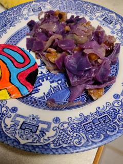 Una foto de Lombarda con dátiles y nueces