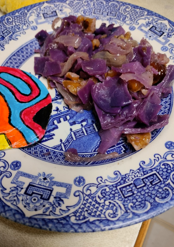 Una foto de Lombarda con dátiles y nueces
