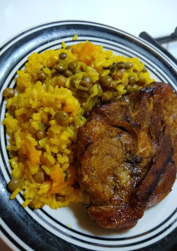 Una foto de Moro de guandule con Auyama y filete de cerdo