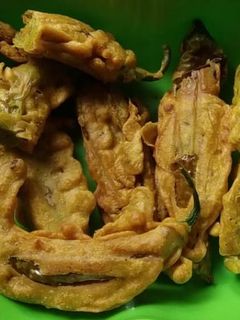 मिरची पकोडा (परभणी फेमस) (mirchi pakoda recipe in marathi) रेसिपी चे मुख्य फोटो