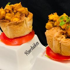 A picture of Chana Masala bread cups.