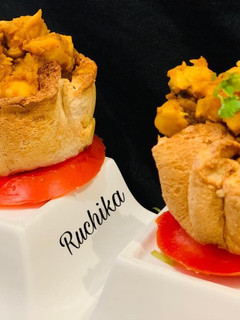 A picture of Chana Masala bread cups.
