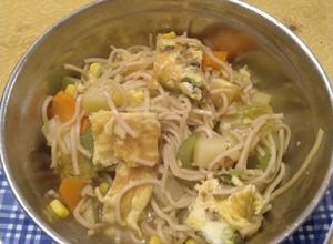 Una foto de Sopa de Fideos con Verduras y Omelette Picado
