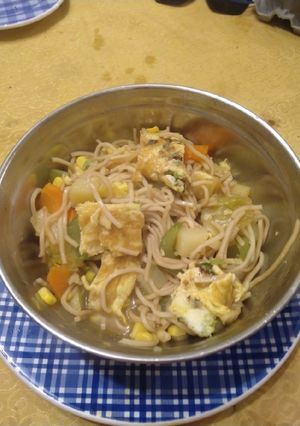 Una foto de Sopa de Fideos con Verduras y Omelette Picado