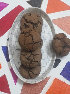 A picture of Ragi bajra chocochip cookies.