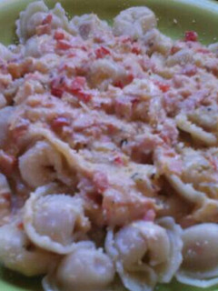 Una foto de Pastas con salsa de crema y jamón