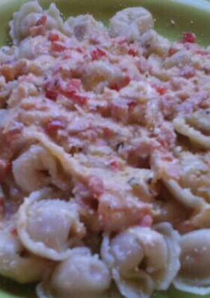 Una foto de Pastas con salsa de crema y jamón