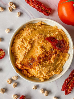 Una foto de Hummus de tomates secos