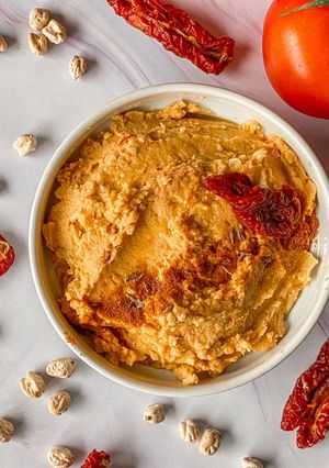Una foto de Hummus de tomates secos