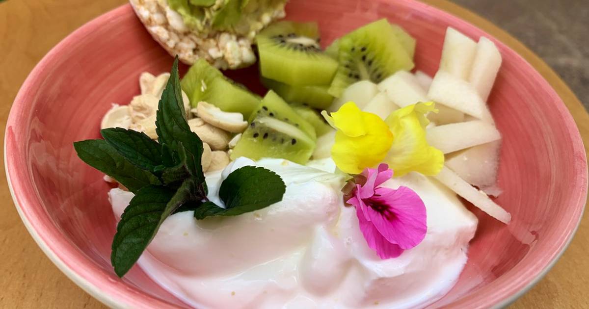 Bol de yogur con fruta y muesli para un desayuno saludable Receta de Ir  CrM- Cookpad