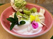 Una foto de bowl de yogurt griego