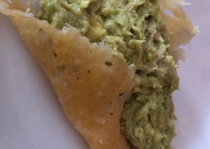 Cialda di parmigiano con crema di avocado e tonno
