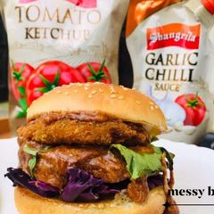A picture of The Messy Burger.