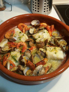 Una foto de Bacalao con salsa verde, gambas y almejas