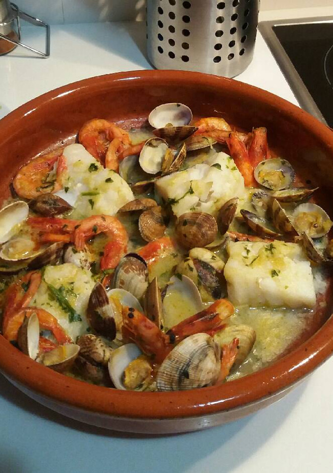 Una foto de Bacalao con salsa verde, gambas y almejas