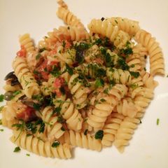A picture of Pasta with tuna and fresh tomatoes.
