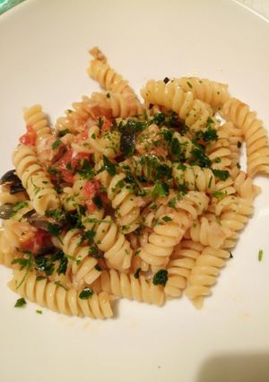 A picture of Pasta with tuna and fresh tomatoes.