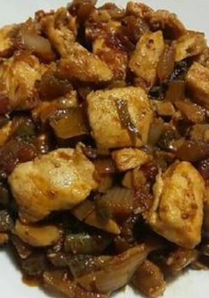 Una foto de Pollo con salsa de soja y vino blanco