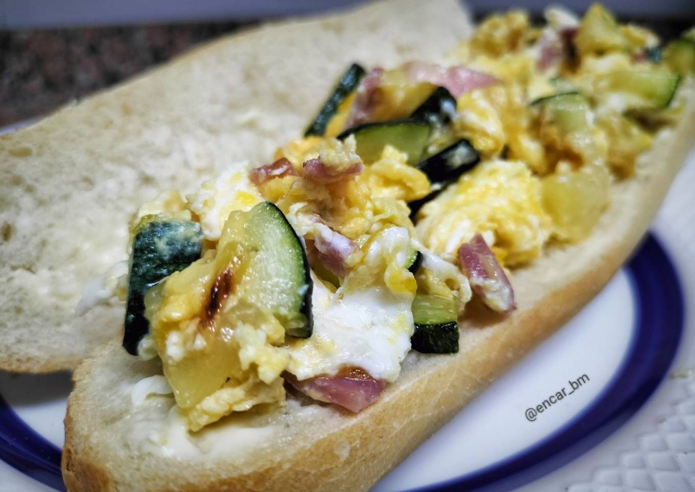 Bocadillo de revuelto de calabacín con bacon y queso al romero