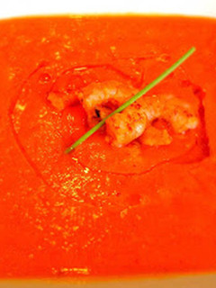 Una foto de Sopa fría de mango con aceite de langostinos