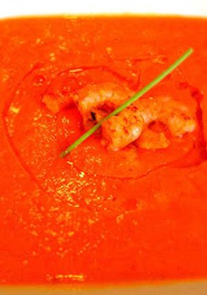 Una foto de Sopa fría de mango con aceite de langostinos