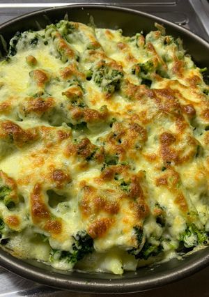 Una foto de Papas con brócoli y queso al horno