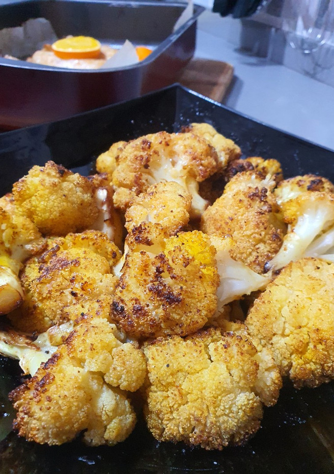 Una foto de Coliflor especiada al horno con Lubina a la naranja