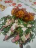Tagliata di manzo rucola e grana con pannocchie di mais e salsa piccante