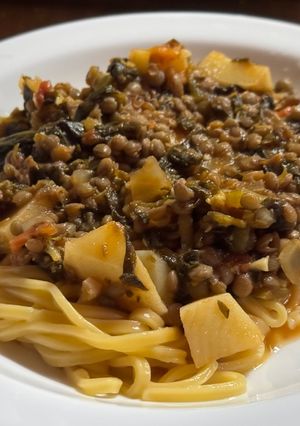 Una foto de Estofado de vegetales, lentejas y pasta