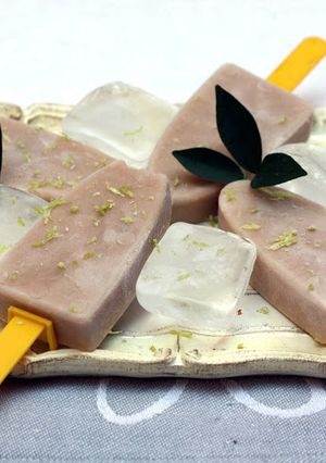 Una foto de Helado paleta de jengibre y coco