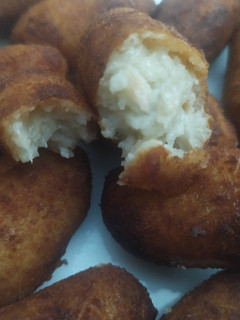 Una foto de Croquetas de salmón y roquefort en Mambo