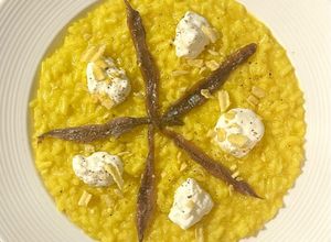 Foto di Risotto allo zafferano, stracciatella e alici