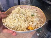 Una foto de chilaquiles con huevo