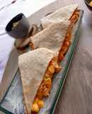 ✨Kickin' Quesadilla // Quesadilla de pollo, queso crema, maíz y con un toque de chile + comino