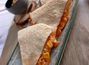 Foto principal de ✨Kickin' Quesadilla // Quesadilla de pollo, queso crema, maíz y con un toque de chile + comino