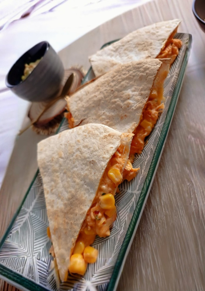 Una foto de ✨Kickin' Quesadilla // Quesadilla de pollo, queso crema, maíz y con un toque de chile + comino