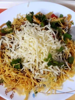 મમરા ની ચીઝ ભેળ (Mamra Cheese Bhel Recipe In Gujarati) રેસીપી મુખ્ય ફોટો