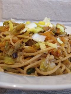 Una foto de Pasta integral con verduras