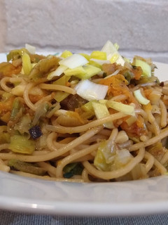 Una foto de Pasta integral con verduras
