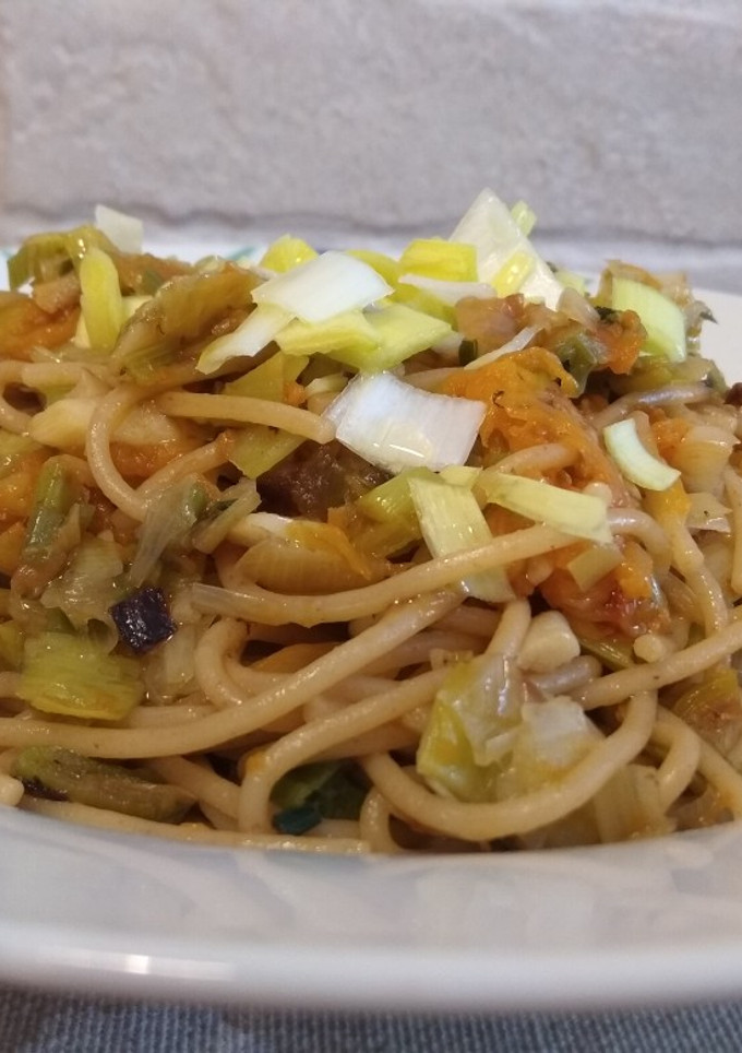 Una foto de Pasta integral con verduras